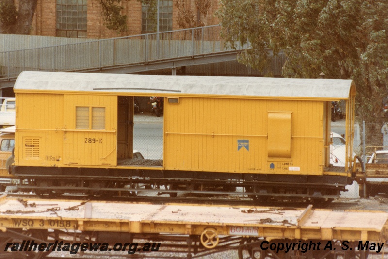 P01209
Z class 89 platform ended brakevan, yellow livery, side view and WSQ class 30158 standard gauge flat top bogie wagon, side view, Midland, ER line.
