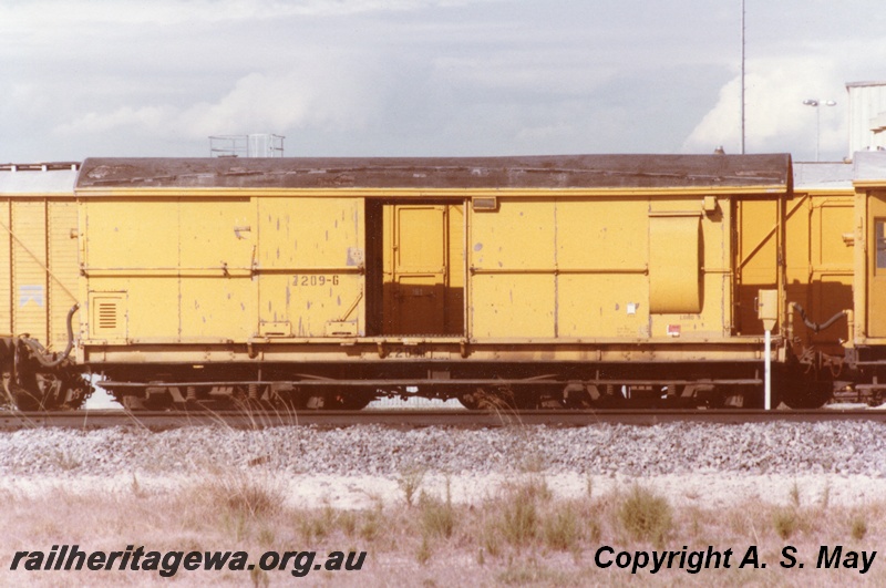 P01221
Z class 209-G, Forrestfield, side view
