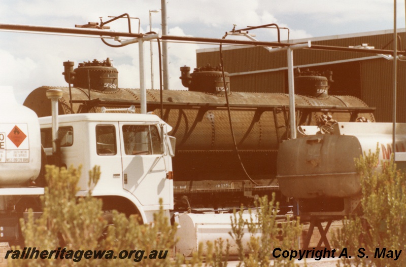 P01225
JB class 129-O, Kewdale, behind degassing equipment
