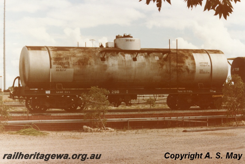 P01229
JDA class 298, Kewdale, end and side view, being degassed
