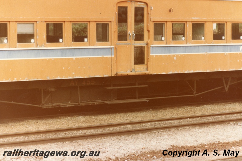 P01232
AY class 455 suburban carriage, centre door, steps and truss rod detail.
