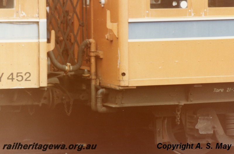 P01234
AY class 452 coupled to AY class 26, end details
