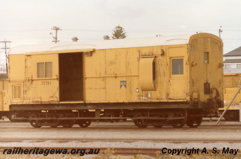 P01242
Z class 578 brakevan, side and end view, yellow livery, Leighton, ER line.
