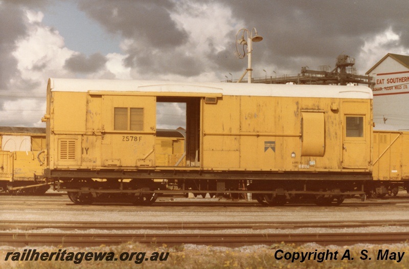 P01243
Z class 578 brakevan, end and side view, yellow livery, Leighton, ER line.
