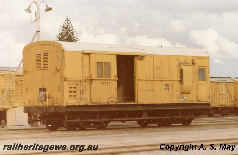 P01244
Z class 578 brakevan, end and side view, yellow livery, Leighton, ER line.
