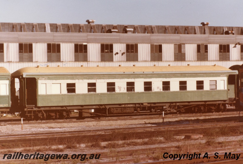 P01250
AQZ class 424 first class sleeping carriage, green and cream livery, side view, Claisebrook, ER line.
