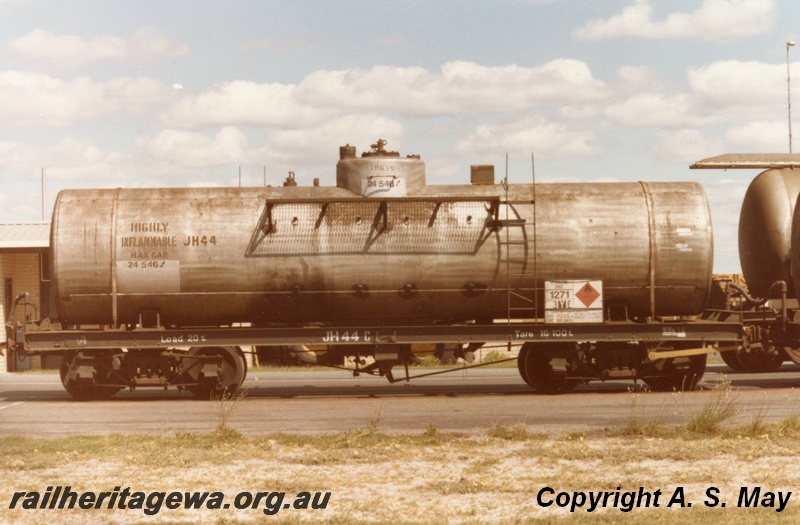 P01251
JH class 44 fuel oil bogie tanker built for Shell, side view, Kewdale.
