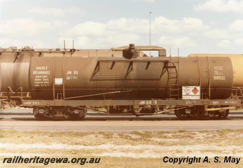 P01253
JM class 33 bogie tanker built for Shell, side view, Kewdale.
