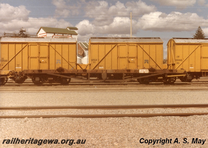 P01259
QRN class 4232 container flat wagon, brown livery, side view, DC class 22532, 22584 and 22553 covered vans, side view, Leighton, ER line.
