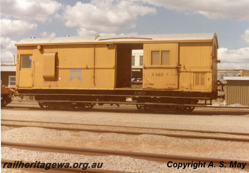 P01262
Z class 463 brakevan, yellow livery, doors open, side view, Leighton, ER line.
