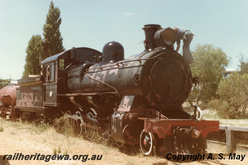 P01270
FS class 452 steam locomotive, side and front view, Collie Museum.
