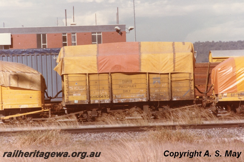 P01282
GHB class 20495-A, tarpaulined, side view, stencilled 