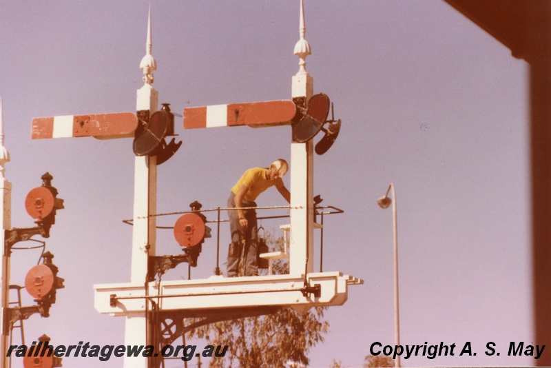 P01314
Signal lamps being refilled, Perth, ER line.
