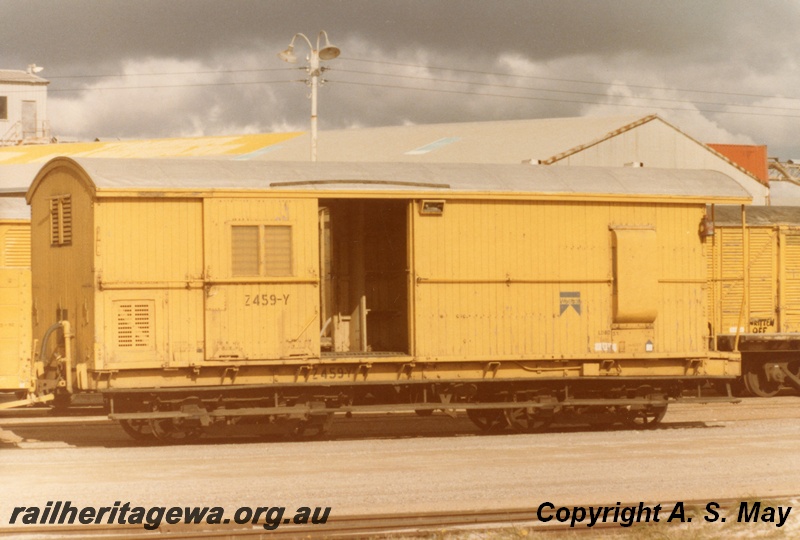 P01319
Z class 459 brakevan, door open, yellow livery, end and side view, Leighton, ER line.
