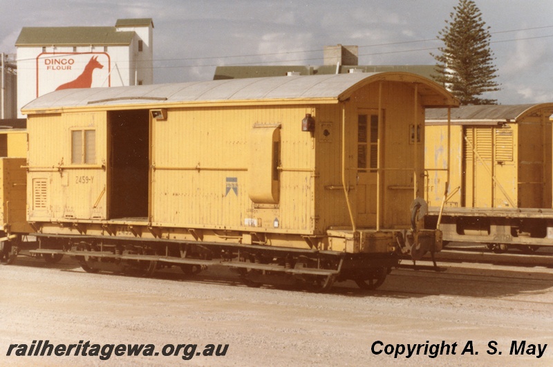 P01320
Z class 459 brakevan, door open, yellow livery, end platform, marker lantern, side and end view, Leighton, ER line.
