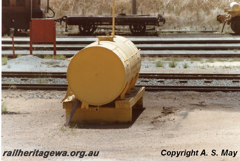 P01325
J class grounded tank, end view, NS class shunters float in the background, side view, Collie loco, Collie, BN line.
