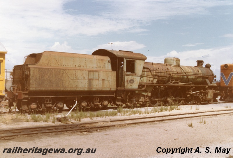 P01335
W class 924, Forrestfield Yard, end and side view, awaiting trans shipment
