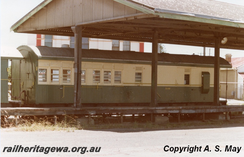 P01350
ZA class 183 with end platform, green and cream livery, Bunbury, SWR line, end and side view
