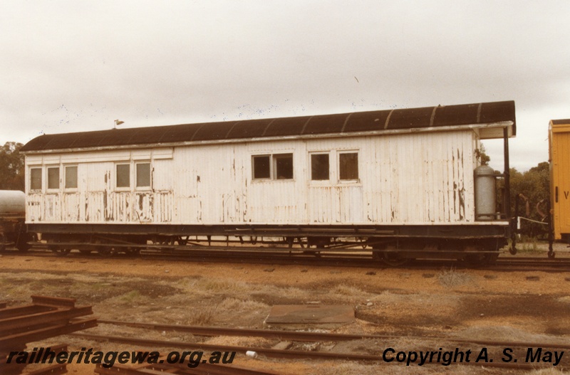 P01362
VW class 5134, ex platform ended ZA class, white livery, Narrogin, GSR line, side and platform end view.
