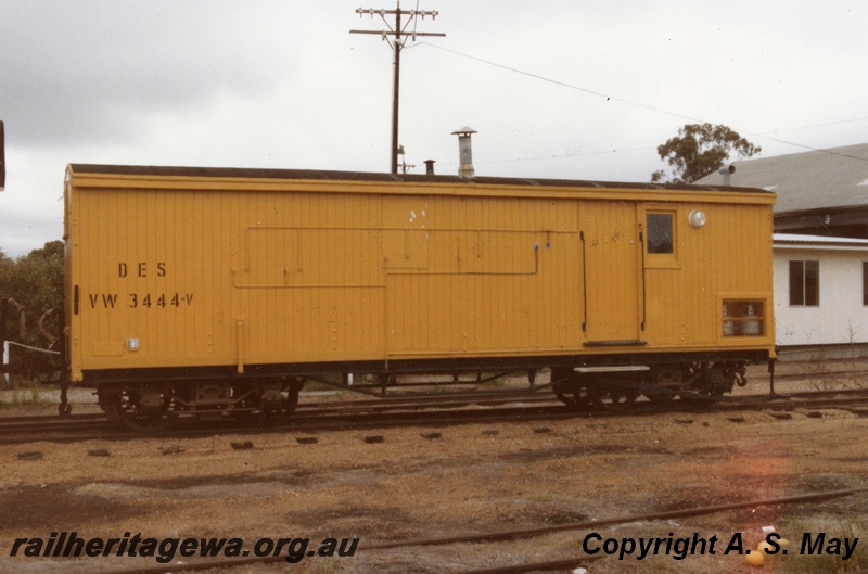 P01363
VW class 3444-V, yellow livery, stencilled 