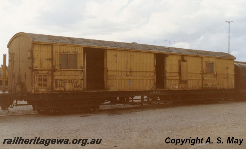 P01365
ZJA class 434, yellow livery, Forrestfield Yard, end and side view.
