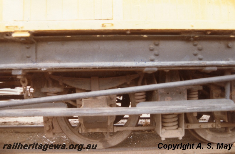 P01390
VW class 5074, spring and axlebox of six wheel bogie
