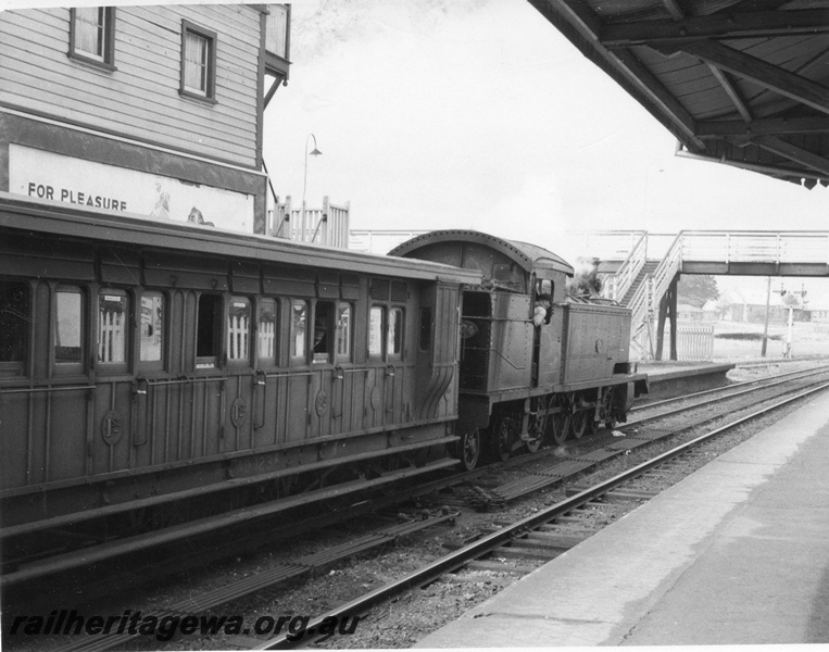 P01401
DS class, AD class 123 carriage, Subiaco, view along the train looking towards the loco
