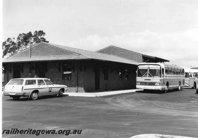 P01498
Railway Road Service Mercedes bus M3, station building, Moora, MR line front and side view
