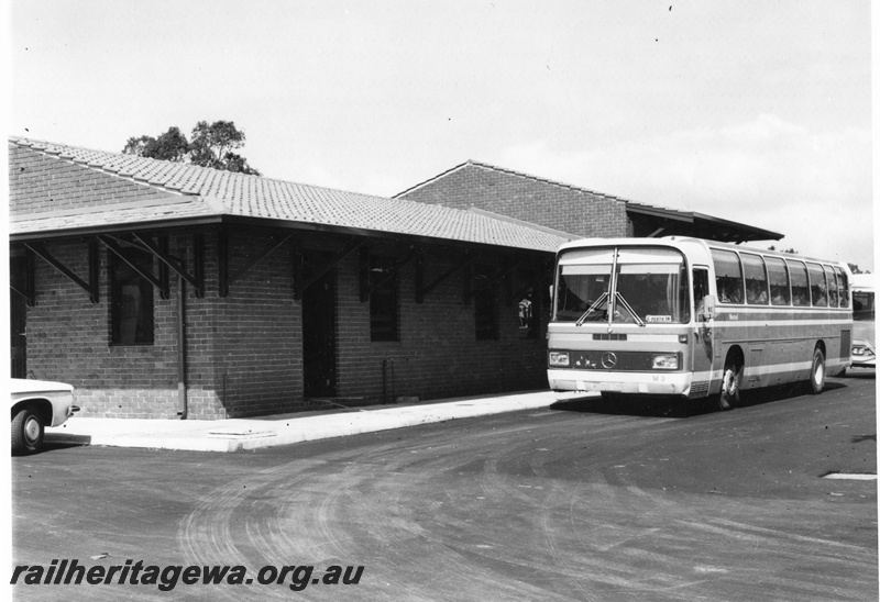P01499
Railway Road Service Mercedes bus M3, station building, Moora, MR line front and side view
