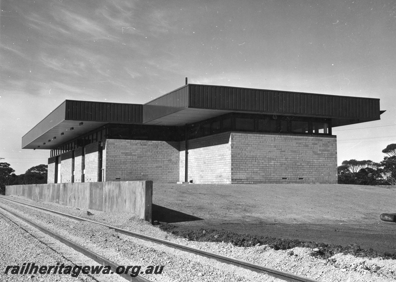 P01500
Station building, Kambalda on the standard gauge Binduli Bypass, trackside and end view.
