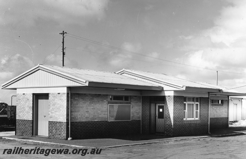 P01523
Station building, Kalannie, KBR line and rear view, as new.
