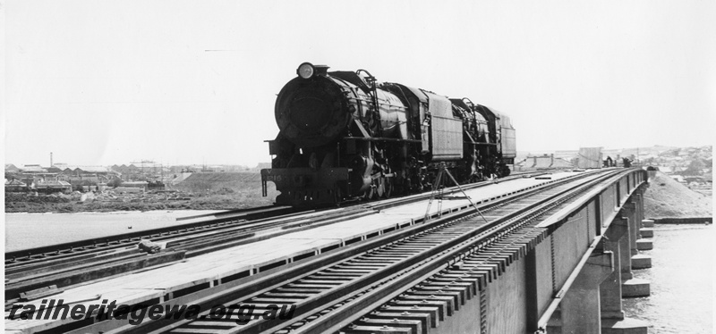 P01528
V class 1215 and another V class, new Fremantle rail bridge, being used in deflection tests on bridge
