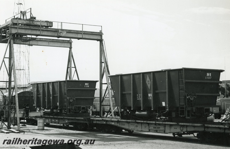 P01574
QU class 25009 and another QU wagon with Hamersley Iron wagons HI 1107 and HI 1108 on board, side and end view.
