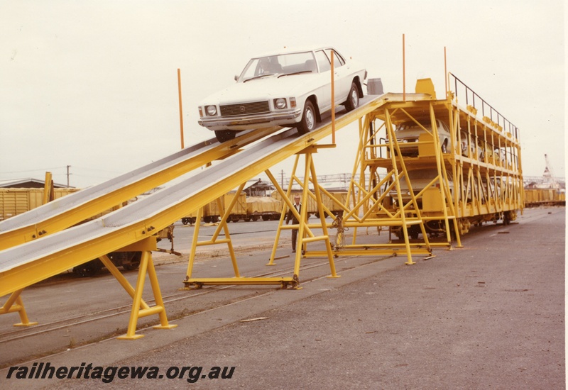 P01579
WMB class 34029, standard gauge car carrying wagon, (later reclassified to WMGY class then to WMGF class) Kewdale, end and side view, car being unloaded.
