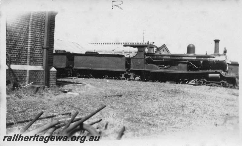 P01675
R class loco, side view
