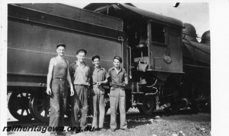 P01709
L class 489, crew posing in front of the tender, H. Tower first on the right 
