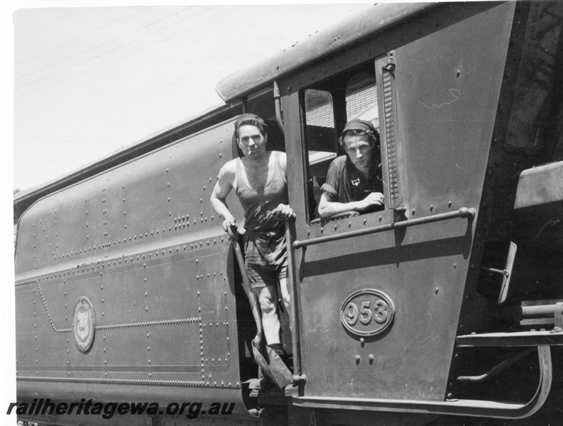 P01714
W class 953, East Perth, side view including crew. ER line.
