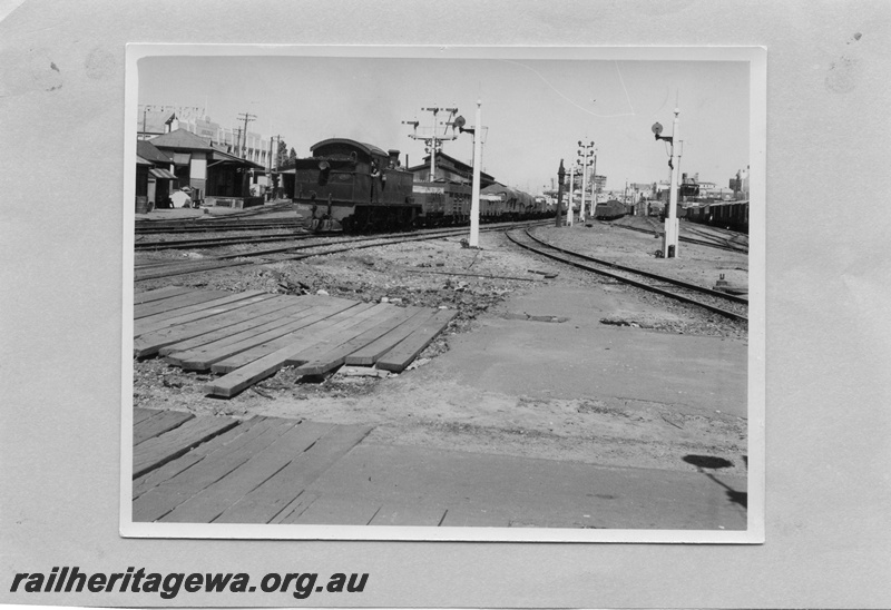 P01715
DS class 385 on goods train, signals, Russel Street Crossing, Perth Yard looking east
