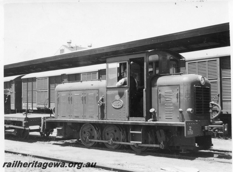 P01716
Z class 1151, shunting Perth goods, West Perth, side and end view, ER line.
