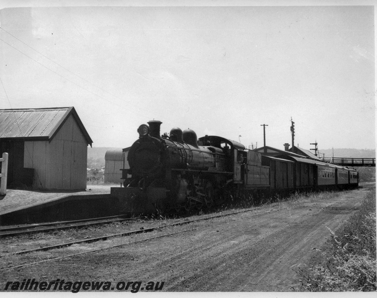 P01720
PR class 523 or 528, heading the Up Westland, Bellevue, ER line, front and side view, platform, signals, sheds, brakevans, carriages.
