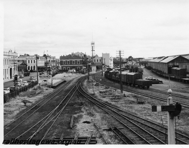 P01721
Fremantle, ER line, goods yard, south end, view to looking west, semaphore signal in the foreground, 
