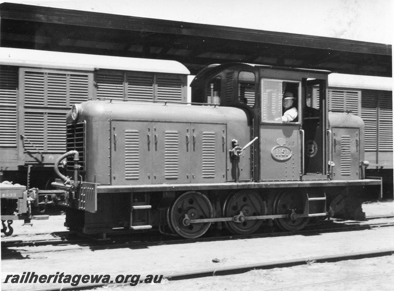 P01734
Z class 1151, shunting Perth goods, side view, ER line.
