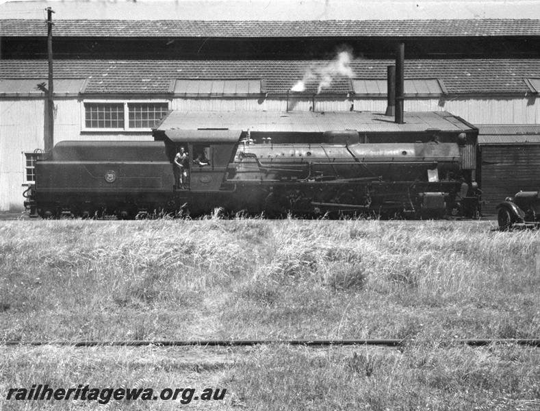 P01735
W class 953, East Perth, side view including crew. ER line.
