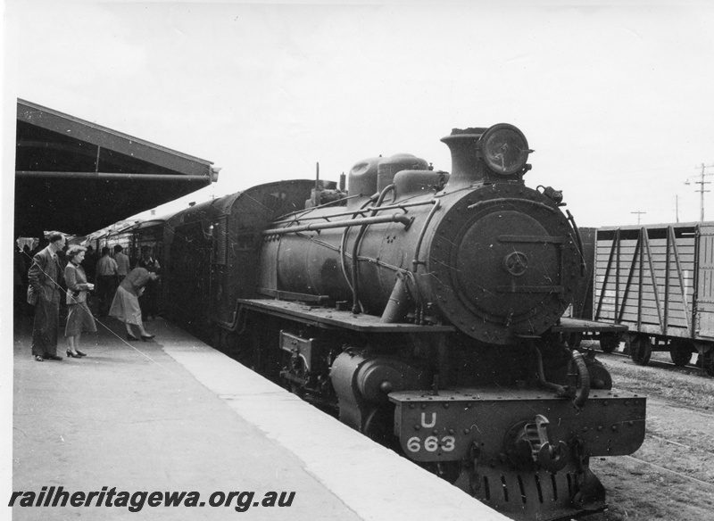 P01738
U class 663, at Bunbury, SWR line, hauling the 