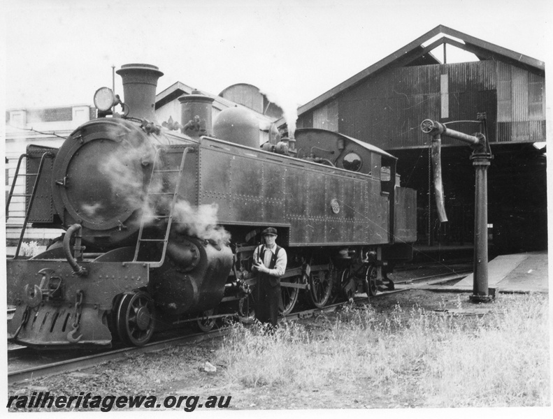 P01757
2 of 3, DD class 598, 4-6-4T, front and side view, water column, crewman holding oil can alongside, Fremantle loco, ER line.
