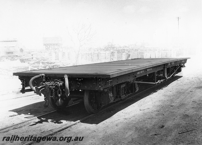 P01775
QRB class 4050 bogie flat wagon, end and side view
