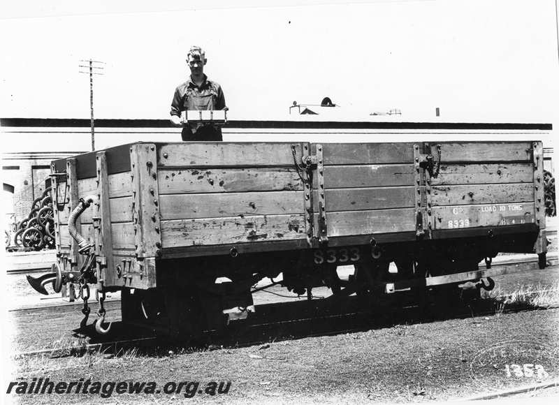 P01778
GC class 833, Midland Workshops, end and side view, worker standing in the wagon holding a model of the wagon, same as P4933.
