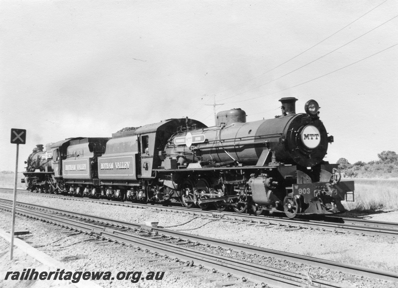 P01797
W class 903 coupled to W class 945 in Hotham Valley Railway ownership, approaching the Wittenoom street level crossing, High Wycombe, side and front view..
