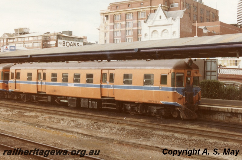 P01812
ADH/V class 654 suburban diesel railcar fitted with Voith automatic transmission, orange livery, side and end view, Perth, ER line.
