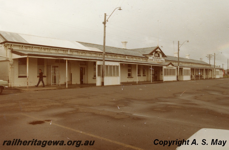 P01818
Station building, Bunbury, roadside view, Bunbury, SWR line.
